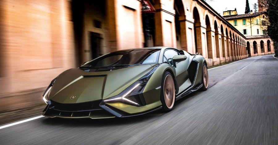 Flotte Flunder: Der V12-Motor mit Hybrid-Technologie im 1,13 Meter flachen Lamborghini Sián katapultiert die Passagiere in 2,8 Sekunden auf Tempo 100.