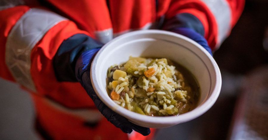 Ehrenamtlich Essen austeilen - wer sich für andere engagiert, sollte sich selber nicht vergessen und für den richtigen Versicherungsschutz sorgen.