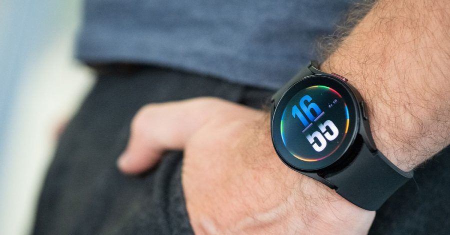 Flach und schön schlicht. Die Galaxy Watch 4 wirkt nicht aufdringlich technisch sondern eher wie eine normale Uhr. Wer das nicht mag, kann ein extrabuntes Ziffernblatt wählen.