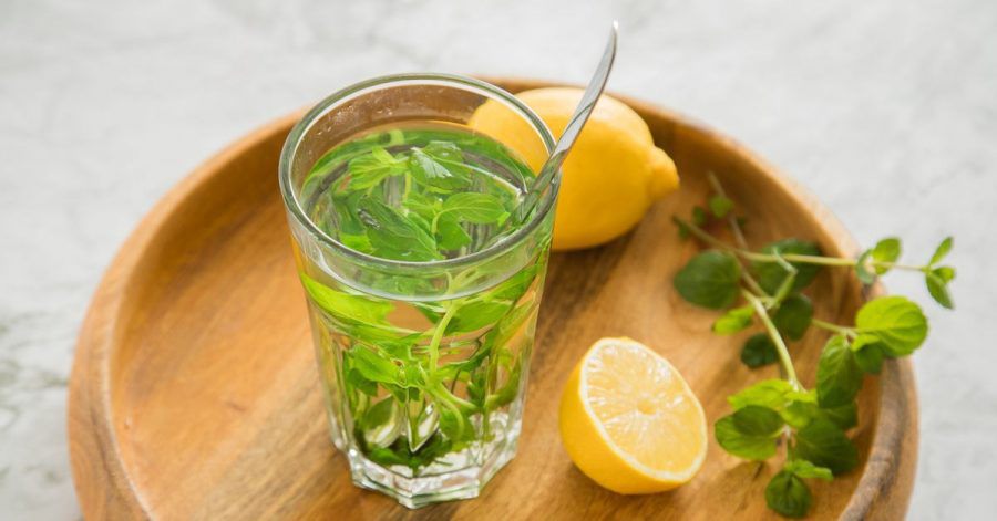 Frisch gepflückt und einfach mit Wasser übergossen: Minztee aus eigener Ernte.