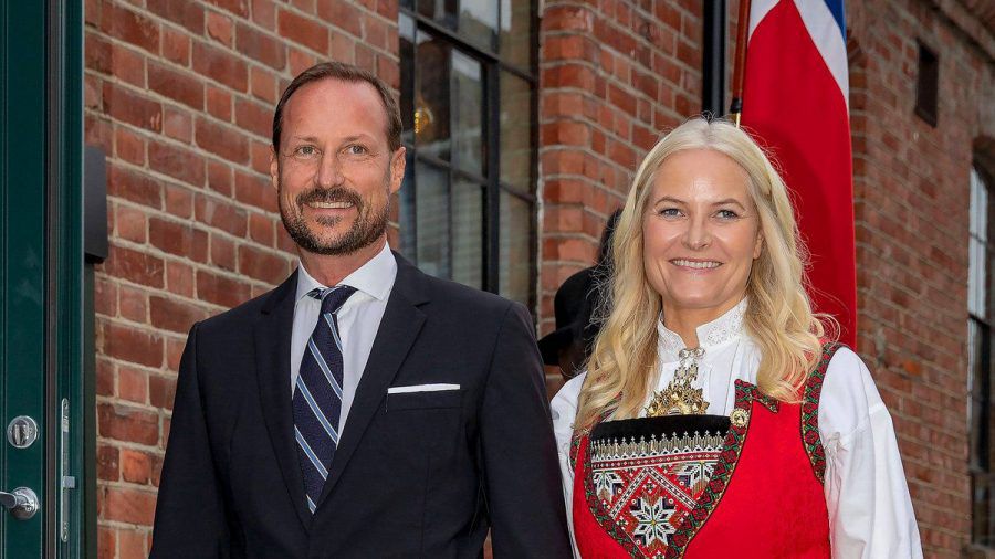 Kronprinz Haakon und Kronprinzessin Mette-Marit zeigen sich strahlend zum Dinner in Frederikstad. (tae/spot)