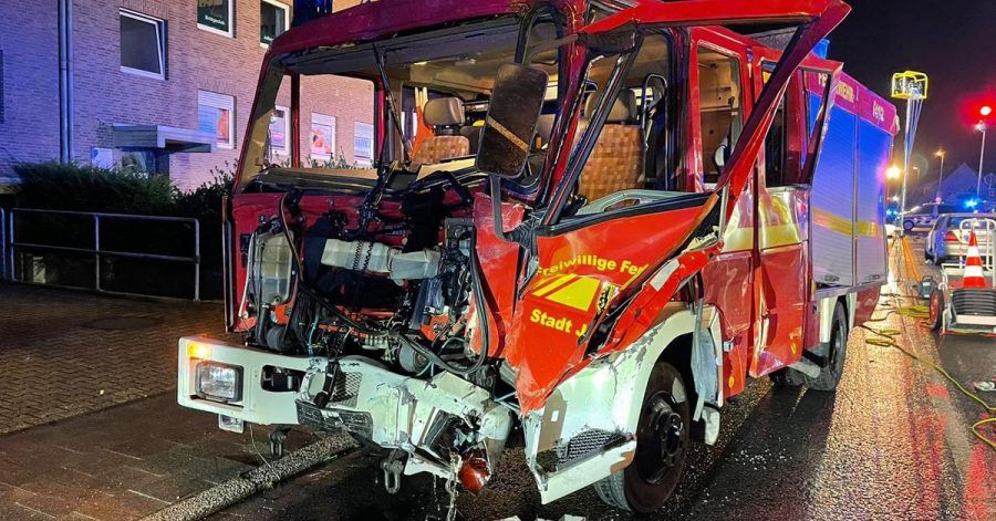 Das beim Einsatz mit einem LKW kollidiertes Löschfahrzeug der Feuerwehr steht in einer Straße.