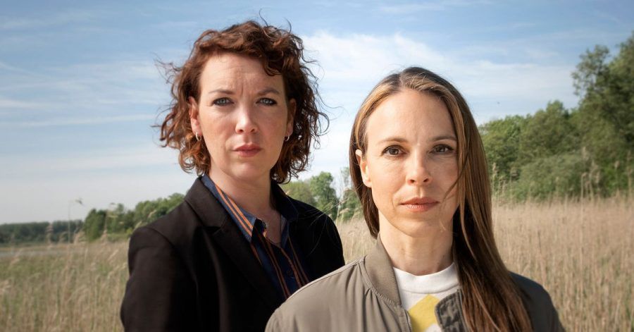 Lina Beckmann (l) und Anneke Kim Sarnau ermitteln jetzt gemeinsam im Rostocker «Polizeiruf 110».