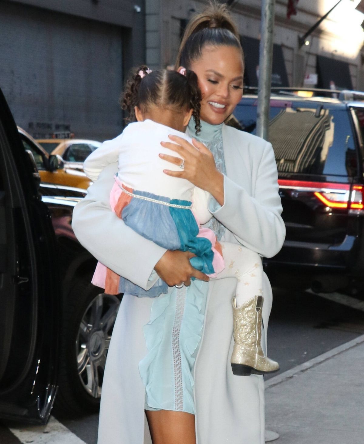 Chrissy Teigen: schon wieder unterm Messer!