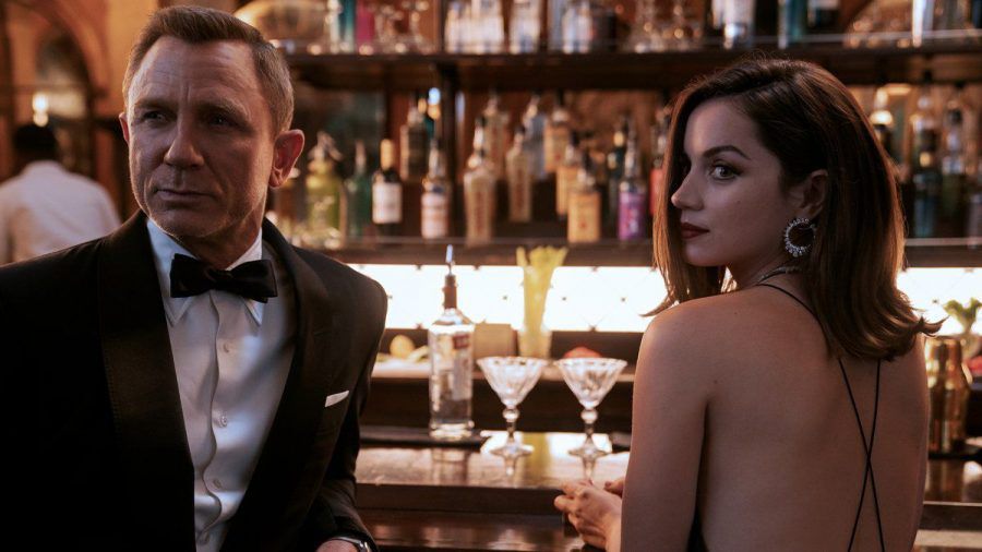 Ana de Armas mit Daniel Craig in "James Bond: Keine Zeit zu sterben". (smi/spot)