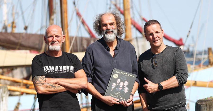 Björn Both (l-r), Hans-Timm Hinrichsen und Axel Stosberg von der Band Santiano werben für ihr Buch.