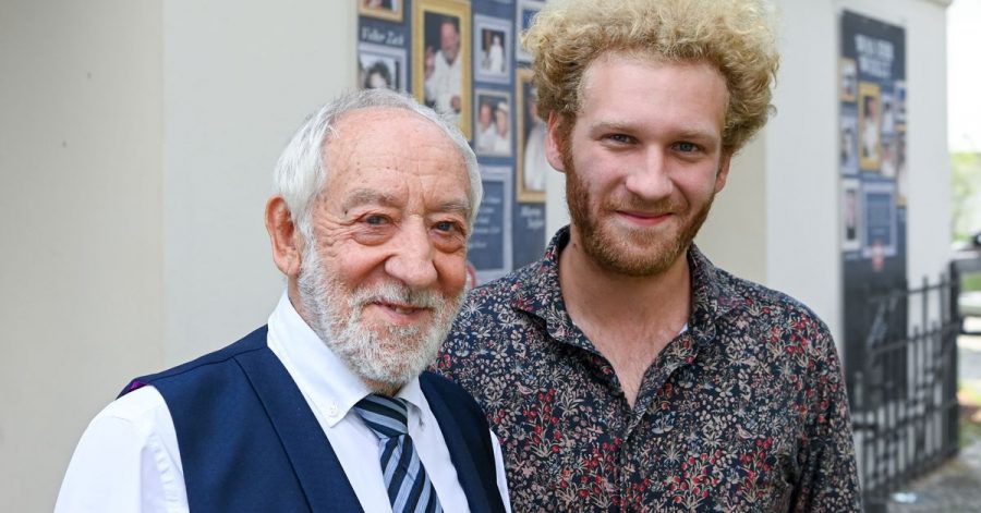 Der Theaterleiter und Komiker Dieter Hallervorden (l) und sein Sohn, der Schauspieler Johannes Hallervorden, stehen bei der Vorstellung des Programms für die neue Spielzeit vor dem Schlosspark Theater.
