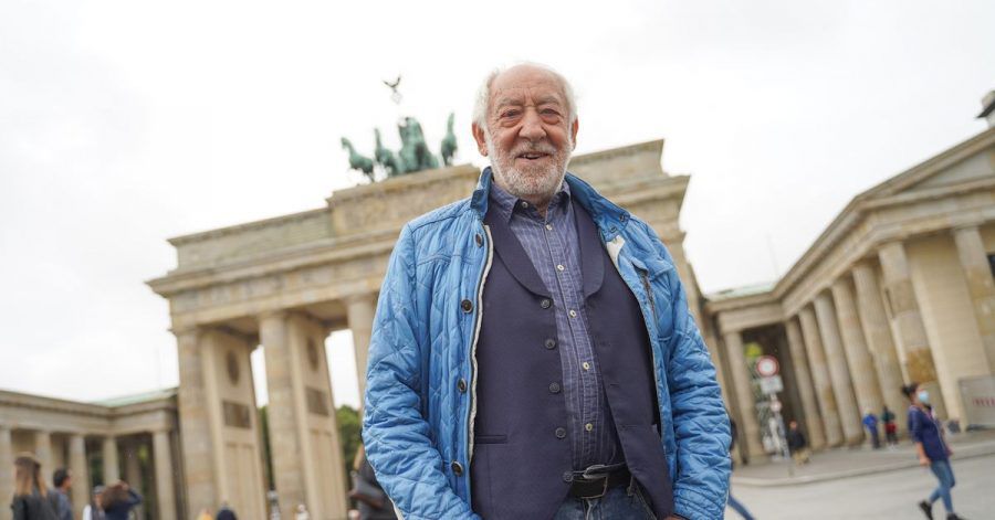 Noch 100 Tage bis zur Party - Dieter Hallervorden vor dem Brandenburger Tor.