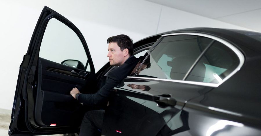Der Arbeitgeber kann von den Nutzern eines Firmenwagens aus rechtlichen Gründen verlangen, dass sie ihr Auto in einer Garage unterstellen.