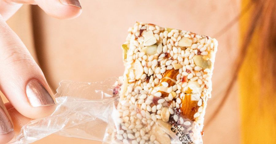 Was steckt alles drin? Wie gesund ein Müsliriegel ist, lässt sich nur mit einem Blick auf die gesamte Zutatenliste einschätzen.