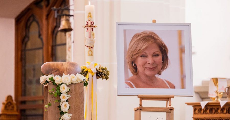 Die herzförmige Urne mit den sterblichen Überresten der Schauspielerin Heide Keller und ein Porträt in der Kirche St. Martin.