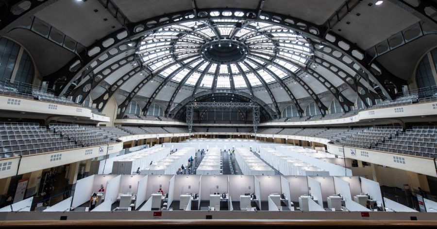 Das Impfzentrum in der Festhalle in Frankfurt am Main. Nachdem die Impfbereitschaft nachgelassen hat, wird das Impfzentrum künftig in eine kleinere Messehalle verlegt.