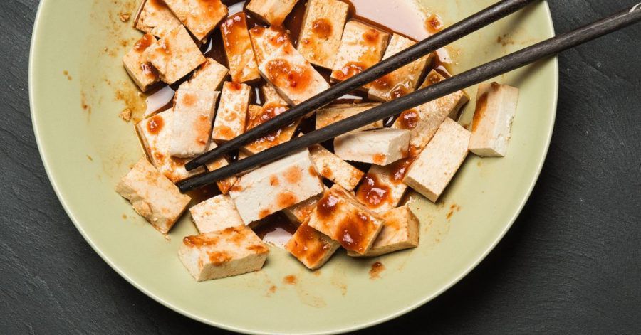 In einer selbst gemischten Marinade bekommt Naturtofu eine würzige Note.