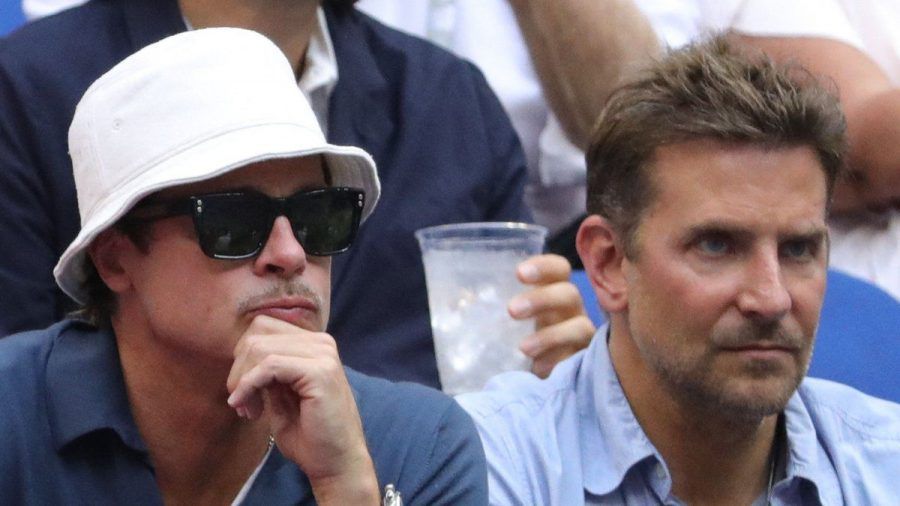 Die Freunde Bradley Cooper (l.) und Brad Pitt beim US-Open-Finale in New York City. (smi/spot)