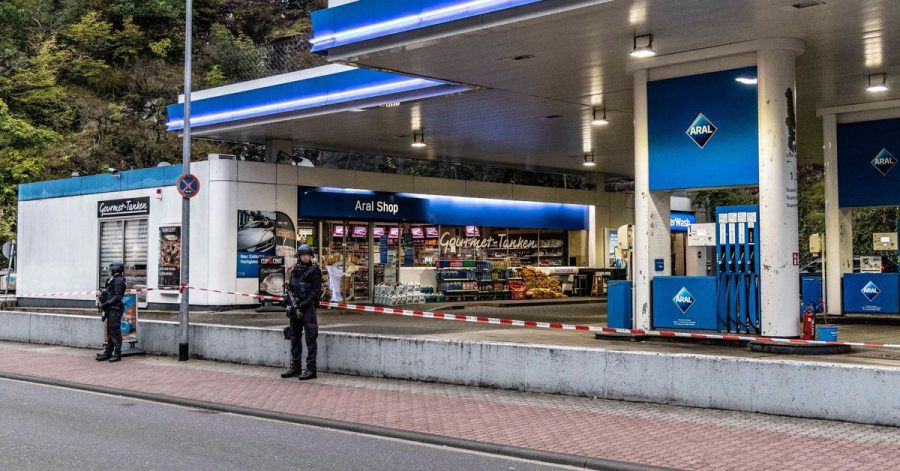 Polizisten sichern am frühen Morgen die Tankstelle, in der ein 49-Jähriger einem 20 Jahre alten Verkäufer in den Kopf geschossen haben.