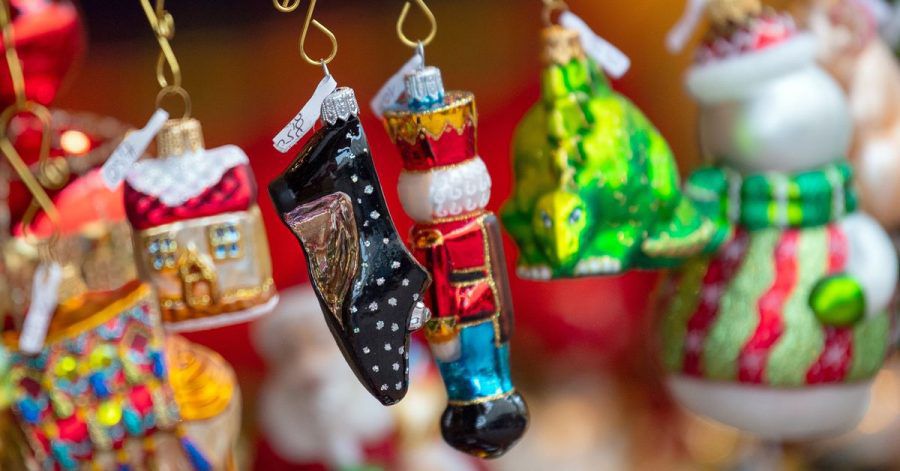 Weihnachtsbaumschmuck kann bald wieder auf dem Weihnachtsmarkt gekauft werden.