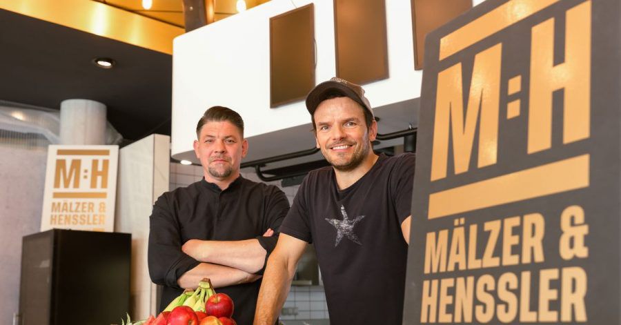 Die Hamburger Köche Tim Mälzer (l) und Steffen Henssler haben ihre erste gemeinsame Primetime-Show auf Vox.