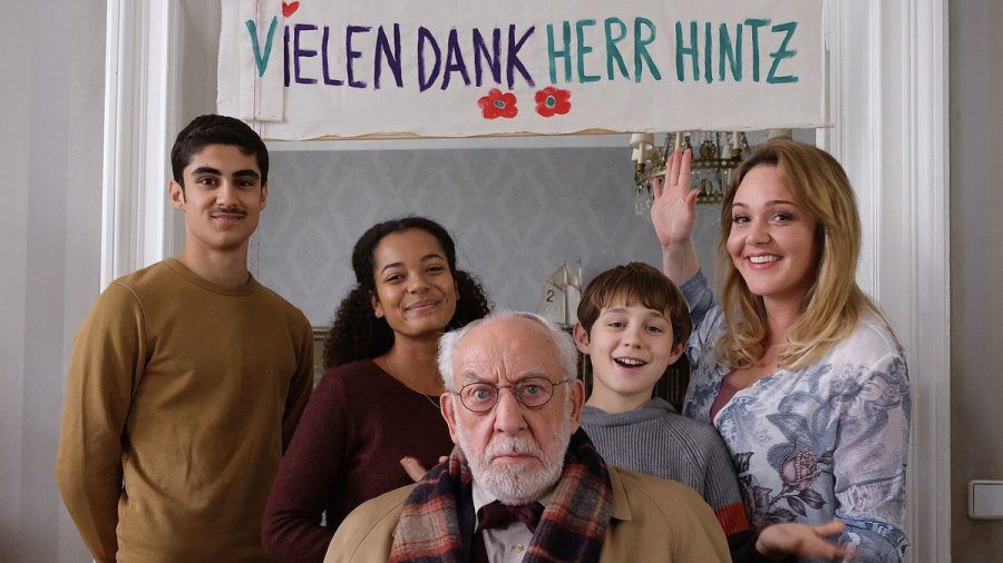 "Mein Freund, das Ekel" (v.l.): Murat (Julius Gabriel Göze), Afia (Latisha Kohrs), Olaf Hintz (Dieter Hallervorden), Sean (Lior Kudrjawizki) und Trixie Kuntze (Alwara Höfels). (ili/spot)