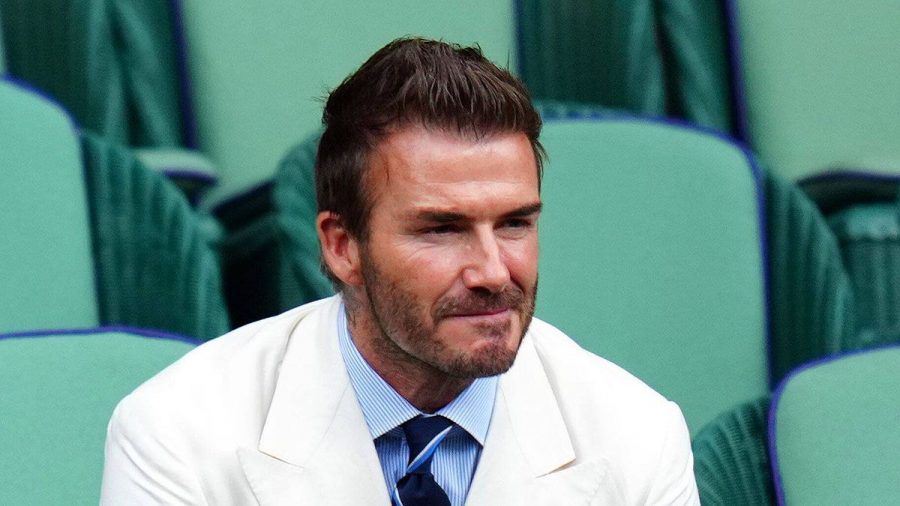 ... und David Beckham trägt Lippenstift auf