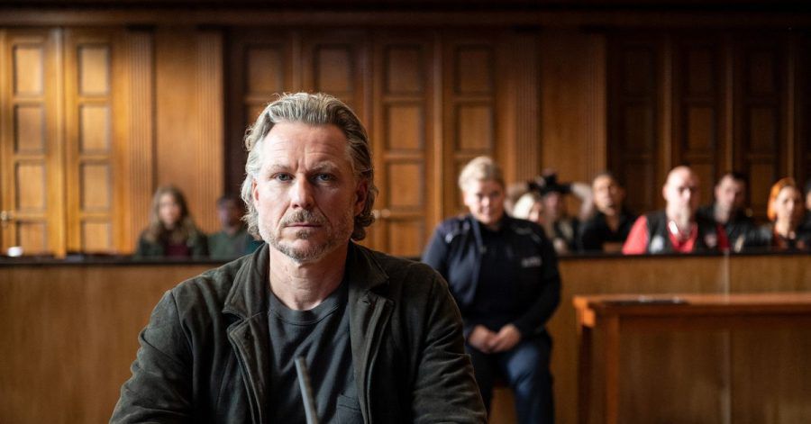 Jochen (Dirk Borchardt) ist sich sicher, wer die Täter sind - Szene des Krimi «Die Jägerin – Nach eigenem Gesetz».