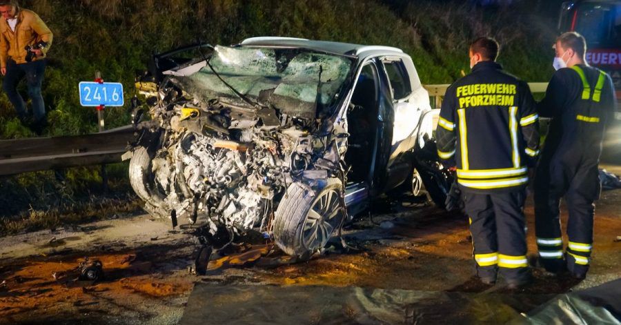 Feuerwehrleute am Autowrack des Falschfahrers in Pforzheim.