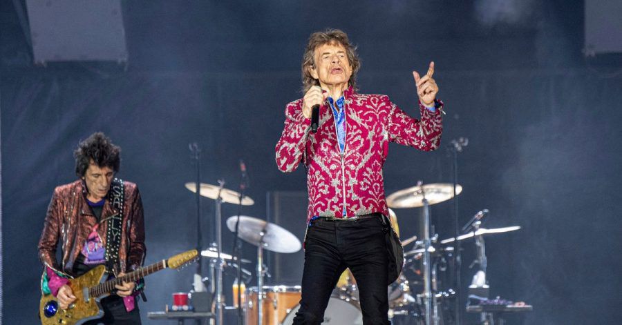 Ronnie Wood (l) und Mick Jagger - Bei ihrem ersten Bühnenauftritt seit dem Tod von Charlie Watts haben die Rolling Stones ihres gestorbenen Schlagzeugers gedacht.