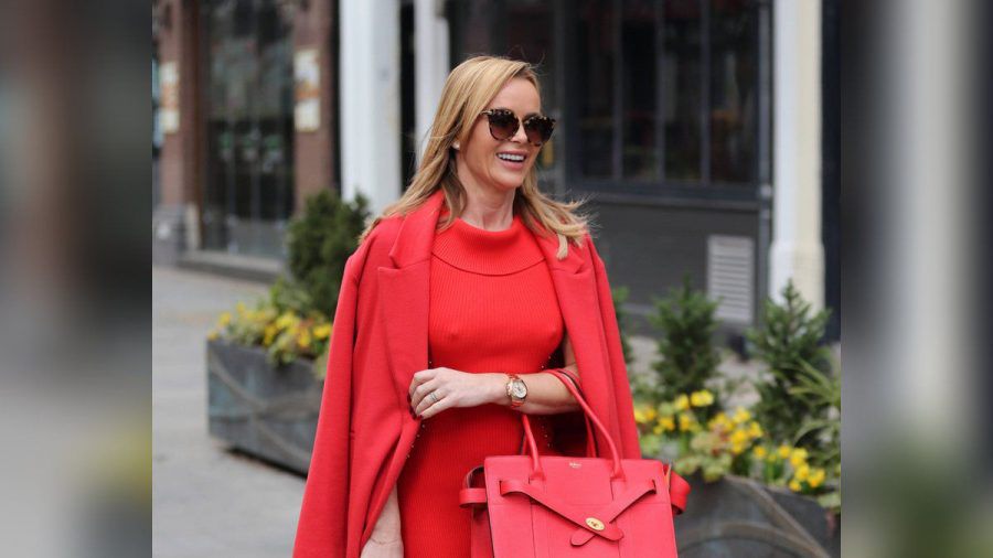 Schauspielerin Amanda Holden weiß, welche Farbe in dieser Herbst-Saison angesagt ist. (kms/spot)