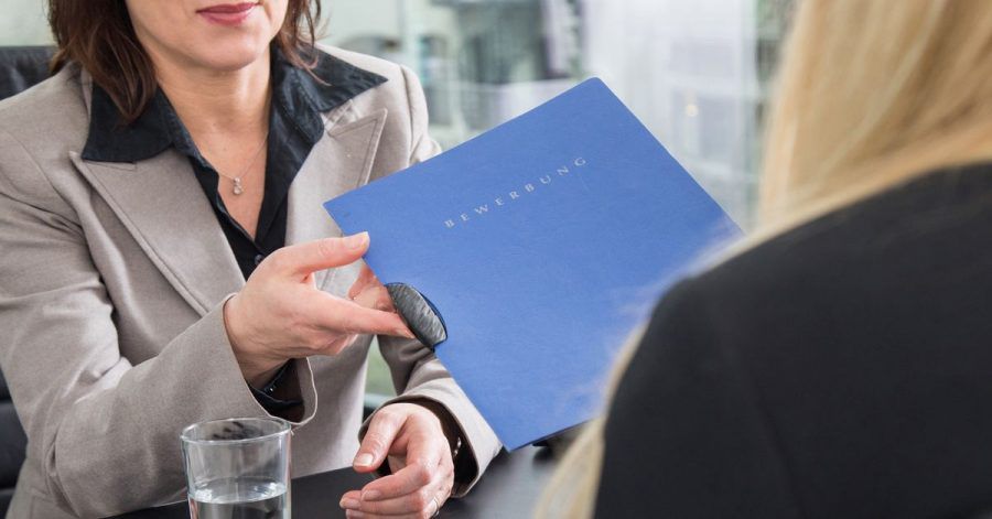 Kind unterwegs? Das geht künftige Arbeitgeber erstmal gar nichts an - wenn Bewerberinnen darüber nicht sprechen wollen.