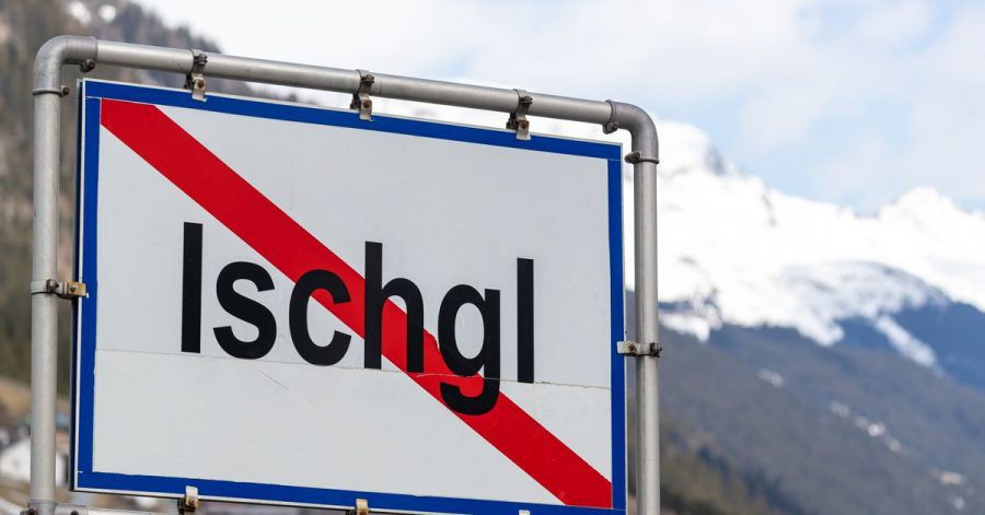 Ein Ortsschild mit durchgezogener roter Linie steht am Ende der Ortschaft Ischgl.