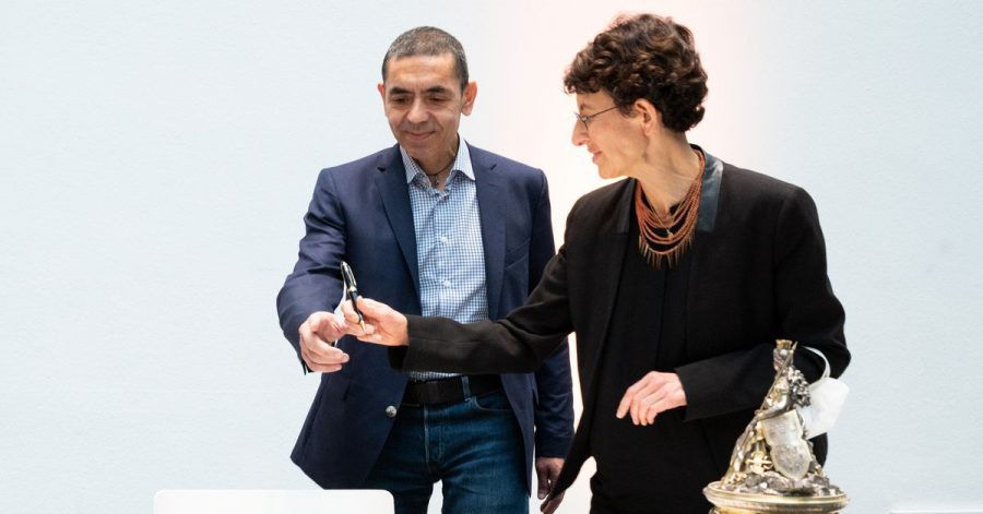 Ugur Sahin (l) und Özlem Türeci tragen sich in das Goldene Buch der Stadt Köln ein.