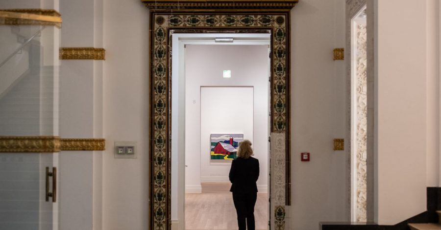 Blick in die Ausstellung "The Cool and the Cold. Malerei aus den USA und der UdSSR 1960–1990. Sammlung Ludwig" im Berliner Gropius Bau.