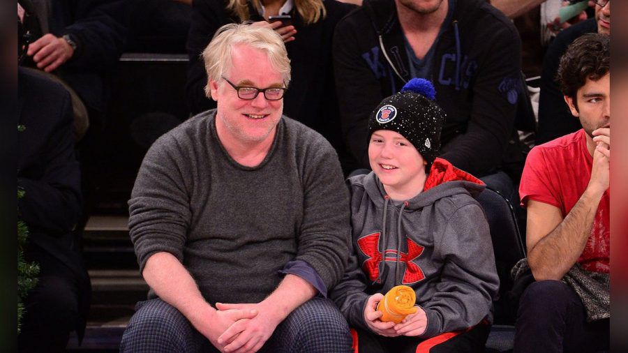 Philip Seymour Hoffman 2013 mit seinem Sohn Cooper bei einem Basketballspiel im New Yorker Madison Square Garden. (smi/spot)