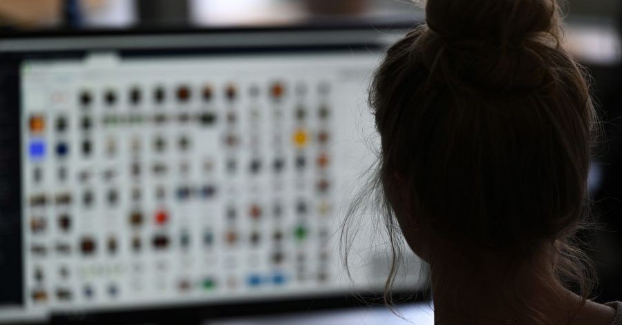 Eine Kriminaloberkommissarin vor einem Auswertungscomputer auf der Suche nach Kinderpornografie.