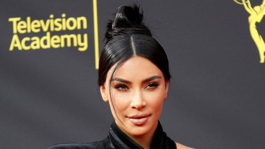Kim Kardashian leidet mit ihrem Sohn Saint, der sich den Arm gebrochen hat. (wue/spot)