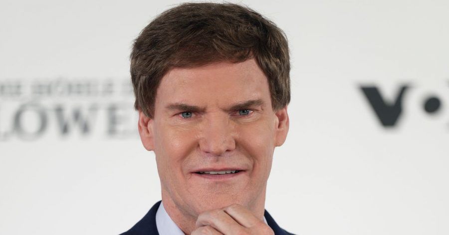 Der Unternehmer Carsten Maschmeyer steht bei einem Fototermin zur Vox Fernsehshow "Die Höhle der Löwen" im Studio.