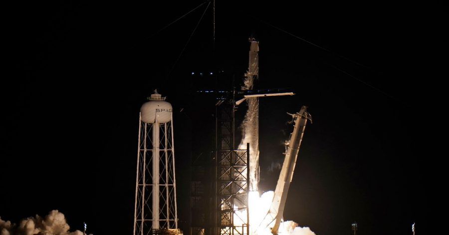 Eine SpaceX Falcon 9 Rakete mit vier Privatpersonen an Bord hebt von der Rampe 39A des Kennedy Space Centers ab.