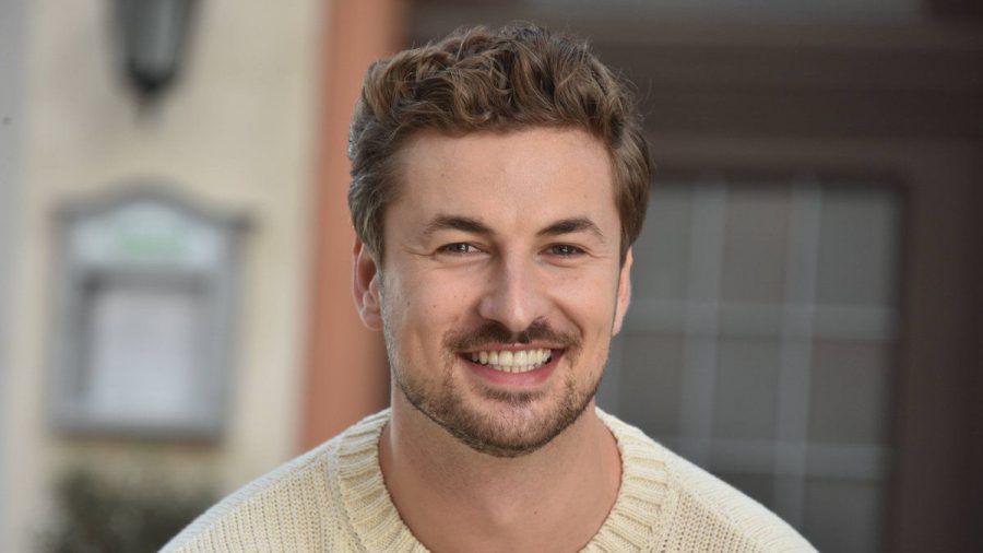 Nicolas Puschmann freut sich über seinen Besuch in der Schillerallee. (tae/spot)