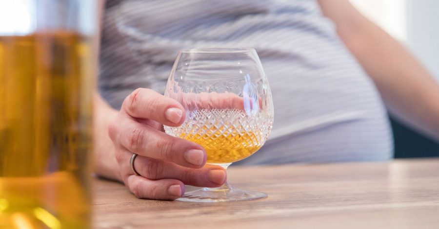 Finger weg vom Hochprozentigen: Schwangere sollten komplett auf Alkohol verzichten.