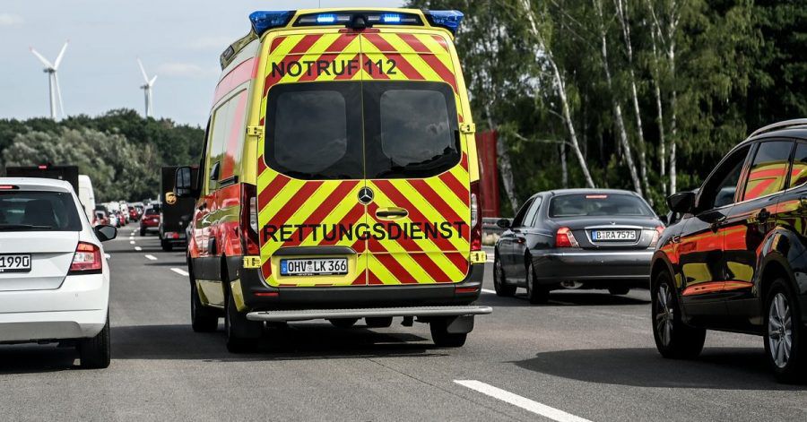Die Rettungsgasse dient Einsatzkräften dazu, möglichst schnell zum Ort des Geschehens zu gelangen.