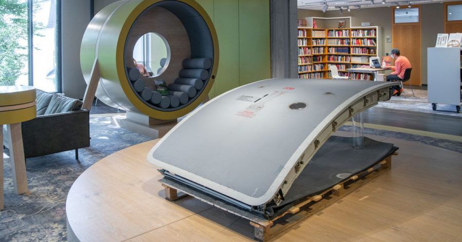 Die Tür eines ausrangierten Bundeswehr-Airbus, mit dem zu Beginn der Pandemie Corona-Kranke aus dem Ausland in Krankenhäuser nach Deutschland geflogen wurden.