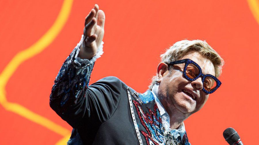 Elton John, hier während eines Auftritts in Italien, soll sich an der Hüfte operieren lassen. (wue/spot)