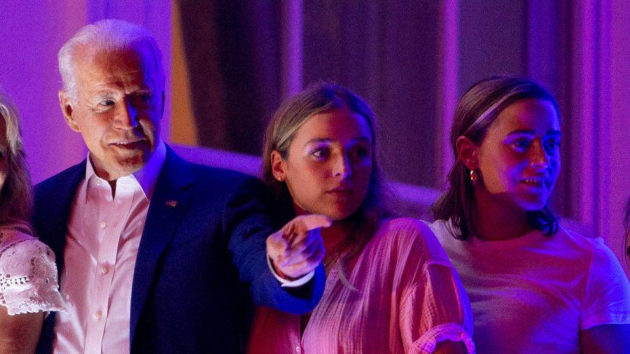 Joe Biden am Independence Day mit seinen Enkelinnen Naomi (r.) und Finnegan (M.). (smi/spot)