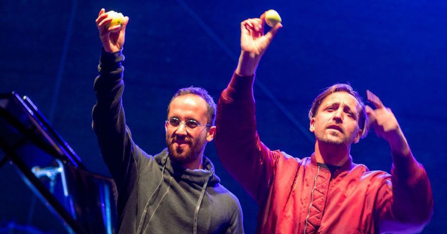 Musiker Danger Dan (r) und Star-Pianist Igor Levit (l) spielen beim Konzert "Jamel rockt den Förster".