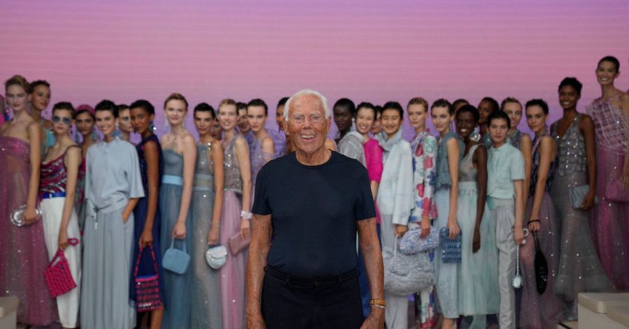 Giorgio Armani mit seinen Models nach der Show der Frühjahr-Sommer-Kollektion 2022