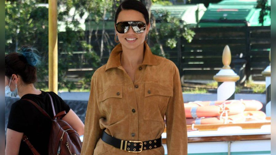 Adriana Lima im Overall in Venedig (mia/spot)