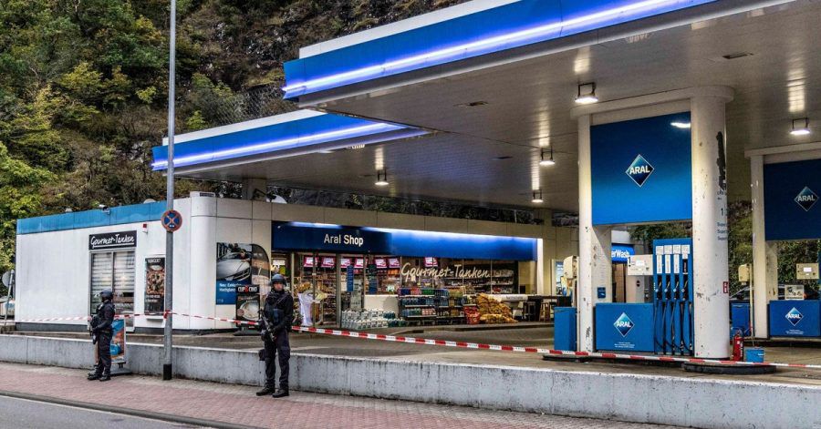 Ein Angestellter der Tankstelle war in Idar-Oberstein in Rheinland-Pfalz von einem mit einer Pistole bewaffneten Mann erschossen worden.