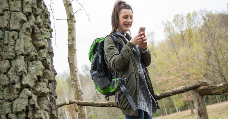 Das Handy verrät, wo es langgeht: Wander-Apps helfen bei der Tourenplanung und Navigation unterwegs.