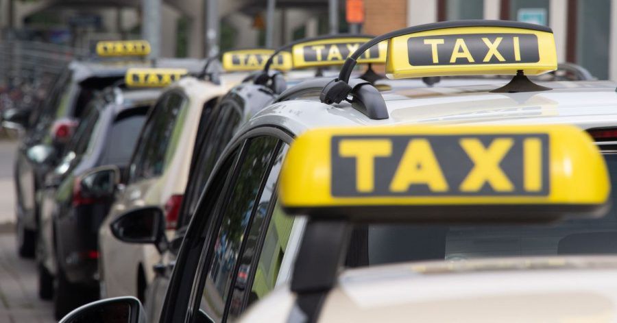 Taxis stehen vor dem Hauptbahnhof in Wolfsburg. Die Lokführergewerkschaft GDL hat ihre Mitglieder zum Streik bei der Deutschen Bahn aufgerufen - verschiedenen Branchen kommt das zugute.