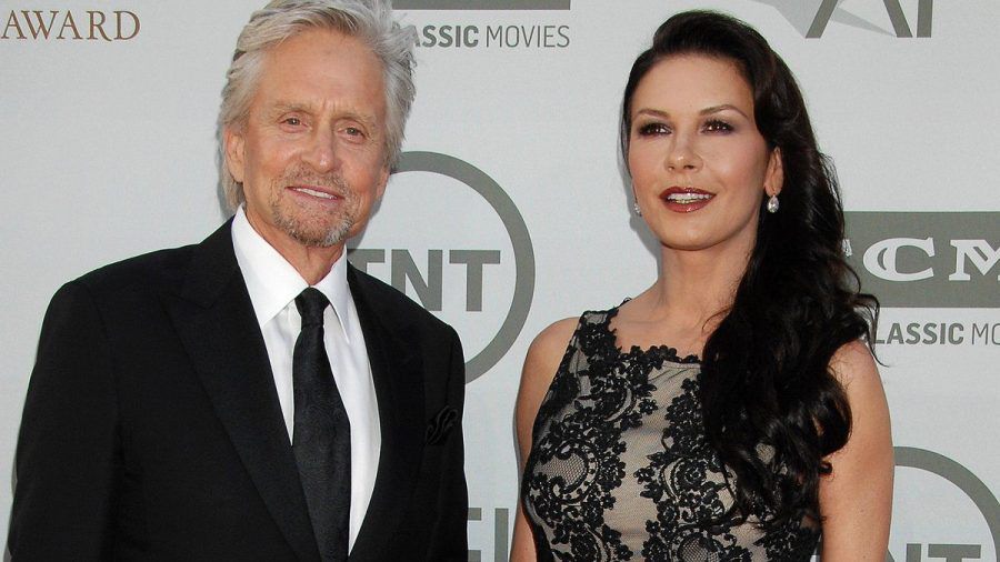 Michael Douglas und Catherine Zeta-Jones können zusammen Geburtstag feiern. (jom/spot)