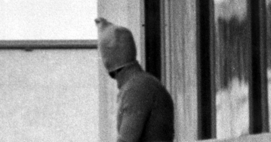 Ein vermummter arabischer Terrorist zeigt sich auf dem Balkon des israelischen Mannschaftsquartiers im Olympischen Dorf der Sommerspiele.